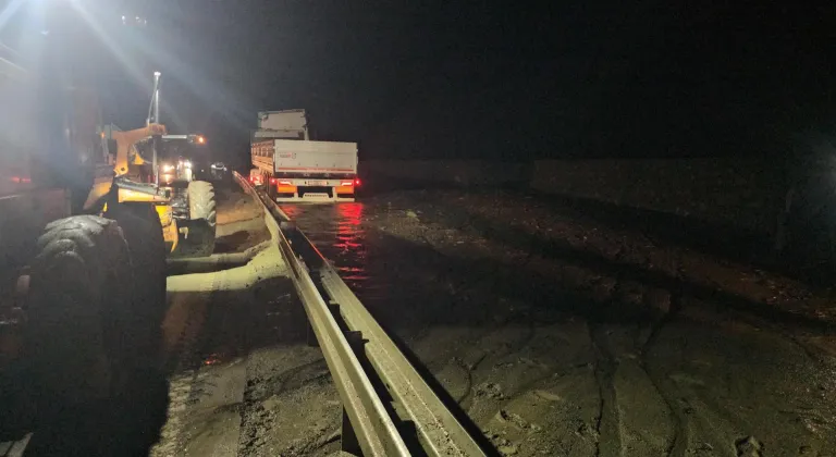 GÜNCELLEME - Erzincan-Sivas kara yolunda meydana gelen heyelanda tır bariyerlere sıkıştı