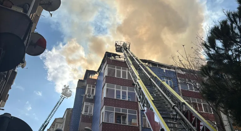 GÜNCELLEME - Esenler'de bir binanın çatı katında çıkan yangın söndürüldü