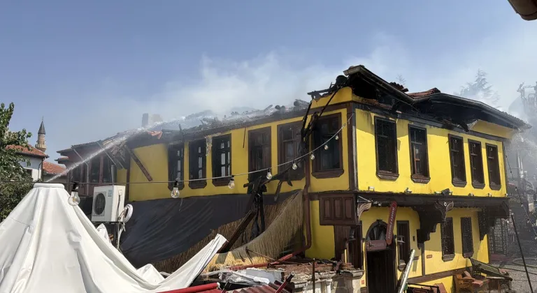 GÜNCELLEME - Eskişehir'de Tarihi Odunpazarı Evleri Bölgesi'ndeki işletmede çıkan yangın söndürüldü