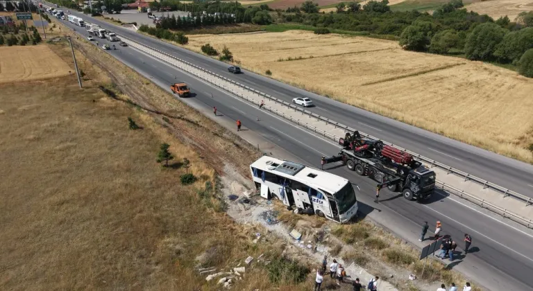 GÜNCELLEME - Eskişehir'de yolcu otobüsünün şarampole devrildiği kazada 24 kişi yaralandı