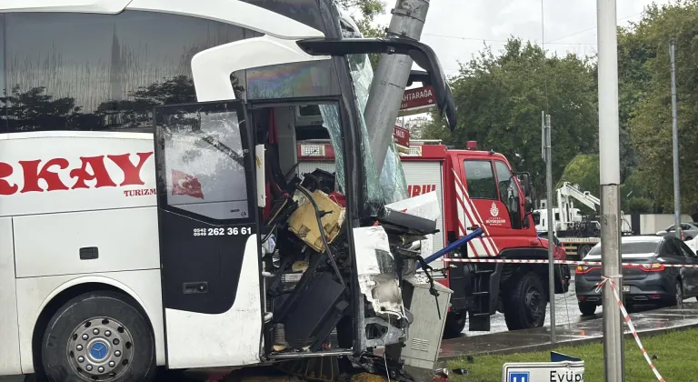 GÜNCELLEME - Eyüpsultan'da yolcu otobüsü ile otomobil çarpıştı, 30 kişi yaralandı