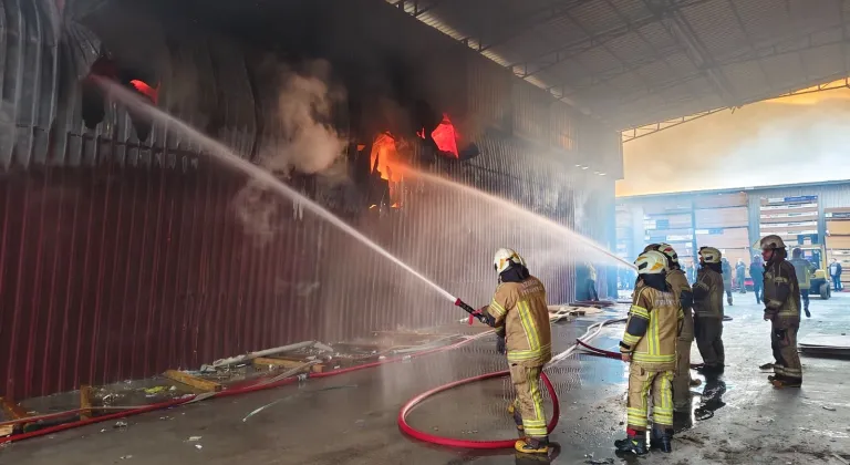 GÜNCELLEME - İzmir'de atölye ve depolarda çıkan yangın kontrol altına alındı