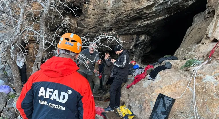 GÜNCELLEME - İzmir'de mağaradaki çukura düşen kişi kurtarıldı