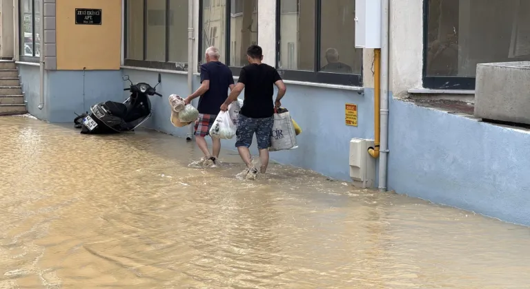 GÜNCELLEME - Kastamonu'da su baskınları nedeniyle zemin katlarda yaşayanlar tahliye edildi