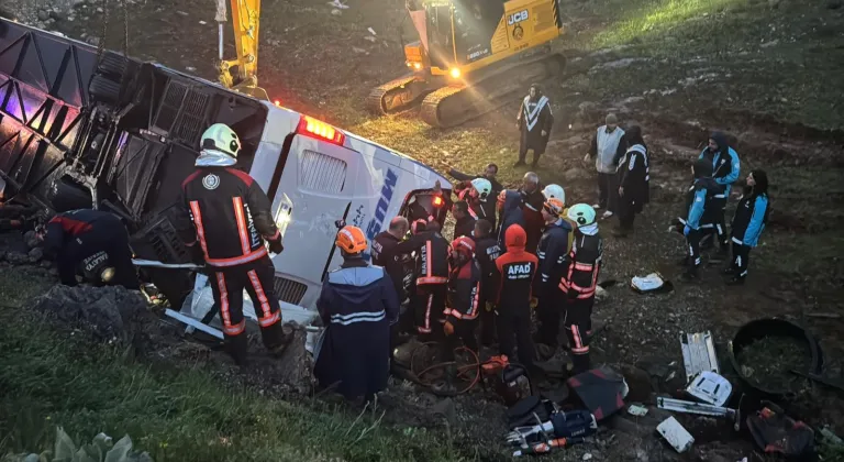 GÜNCELLEME - Malatya'da otobüsün şarampole devrilmesi sonucu 4 kişi öldü, 15 kişi yaralandı