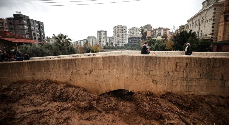 GÜNCELLEME - Mersin'de kuvvetli yağış hayatı olumsuz etkiliyor