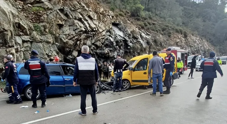 GÜNCELLEME - Muğla'da otomobille hafif ticari aracın çarpıştığı kazada 2 kişi öldü, 5 kişi yaralandı
