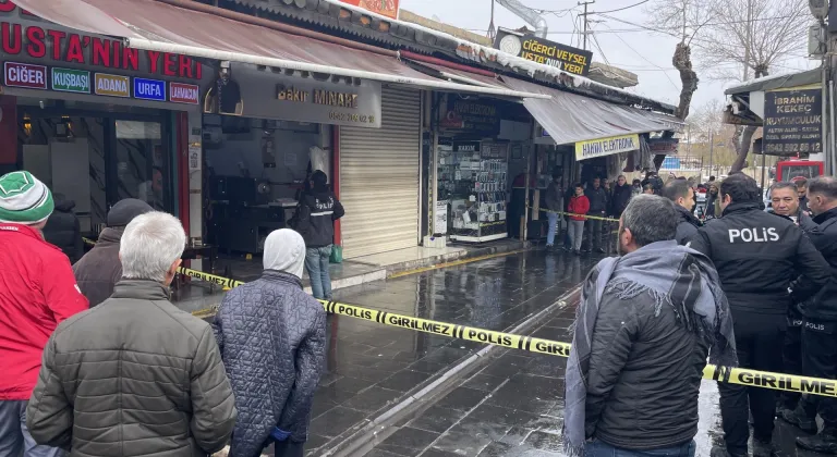 GÜNCELLEME - Şanlıurfa'da iş yerine düzenlenen silahlı saldırıda 2 kişi yaralandı