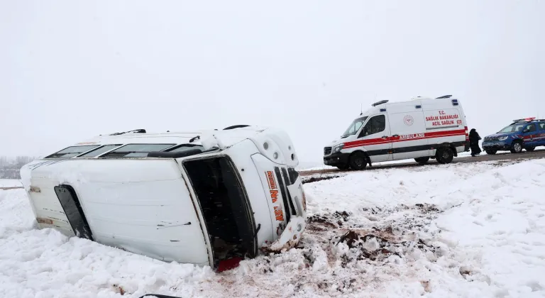GÜNCELLEME - Sivas'ta öğrenci servisinin devrildiği kazada 14 kişi yaralandı