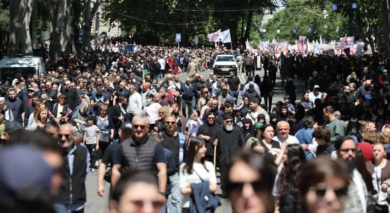 Gürcistan'ın başkenti Tiflis'te halk, "Aile Kutsallığı ve Ebeveynlere Saygı Günü" dolayısıyla yürüdü