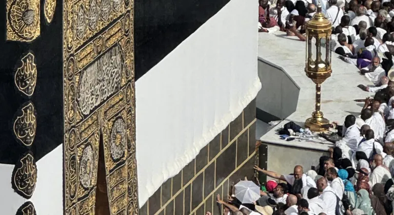Hacı adayları Kurban Bayramı öncesi son cuma namazını Kabe'de kıldı