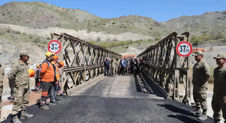 Hakkari-Van kara yolunda yapılan alternatif yol ve panel köprü ulaşıma açıldı