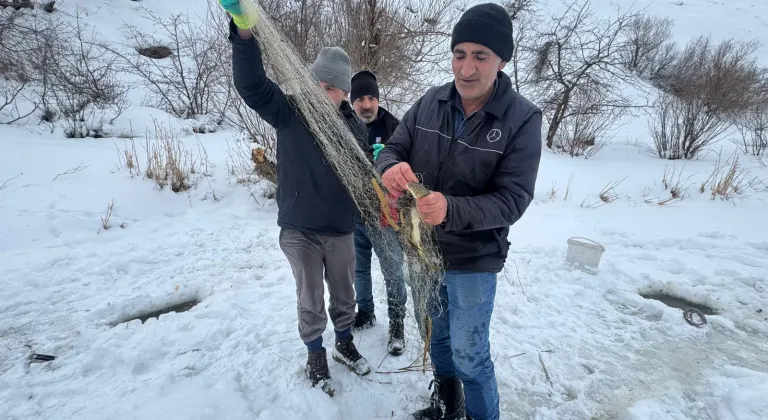 Hakkari'de buz tutan Zap Suyu'nda balık avı