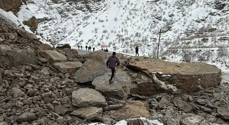Hakkari'de dağdan kopan kaya parçalarının düştüğü kara yolunda çalışma başlatıldı