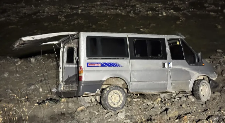 Hakkari'de düzensiz göçmenlerin bulunduğu minibüsün devrilmesi sonucu 24 kişi yaralandı