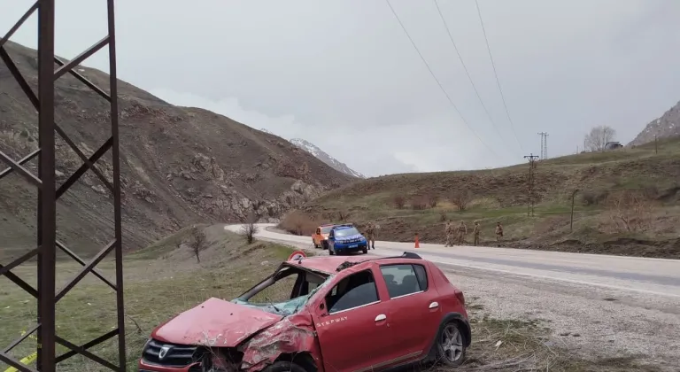 Hakkari'de elektrik direğine çarpan otomobildeki 1 kişi öldü, 1 kişi yaralandı
