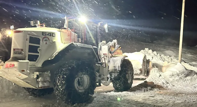 Hakkari'de kar ve tipide mahsur kalanlar ekiplerce kurtarıldı