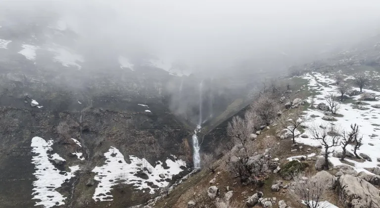 Hakkari'de karların erimesiyle akmaya başlayan şelaleler dronla görüntülendi