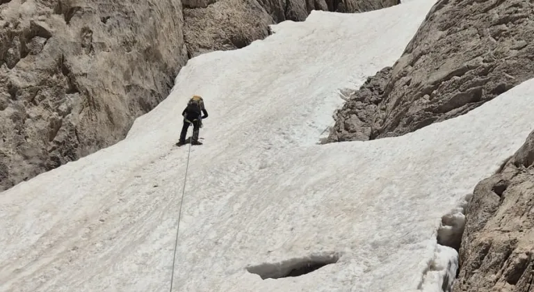 Hakkari'de kayıp dağcıyı arama çalışmaları sürüyor