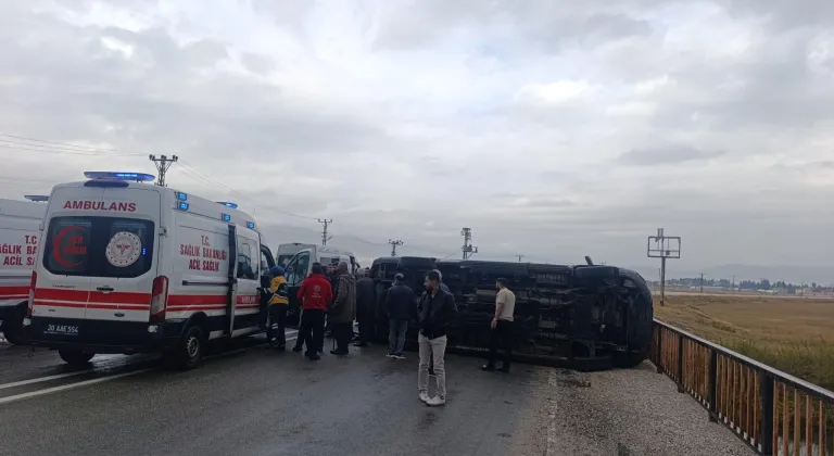 Hakkari'de öğrenci servisinin devrilmesi sonucu 14 kişi yaralandı