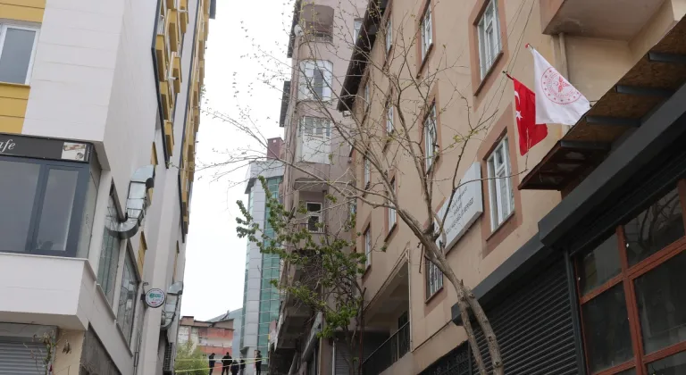 Hakkari'de temel kazısı sonrası çatlakların oluştuğu bölgede 2 bina daha boşaltıldı
