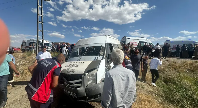 Hakkari'de yoldan çıkan servis minibüsündeki 6 kişi yaralandı