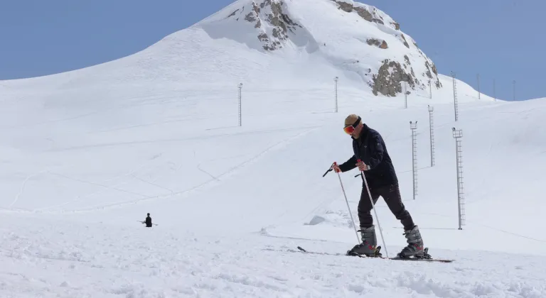 Hakkari'deki kayak merkezinde baharda da kayak keyfi yaşanıyor