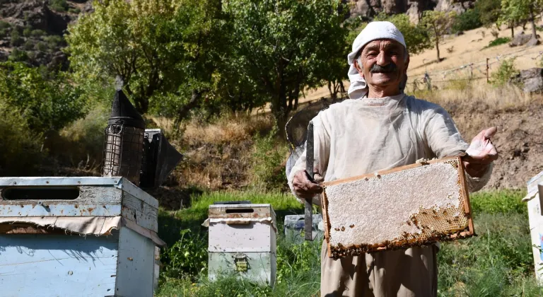 Hakkarili arıcı 51 yıldır mesleğini sürdürüyor