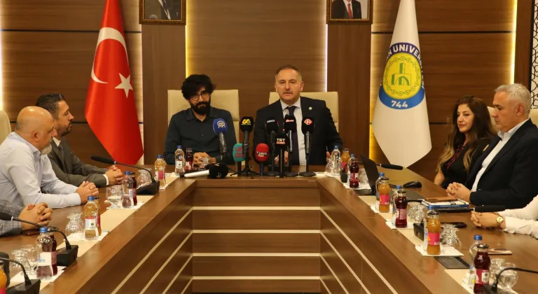 Harran Üniversitesi Rektörü Güllüoğlu, dünya birincisi Vox Humanis Korosu'nu ağırladı