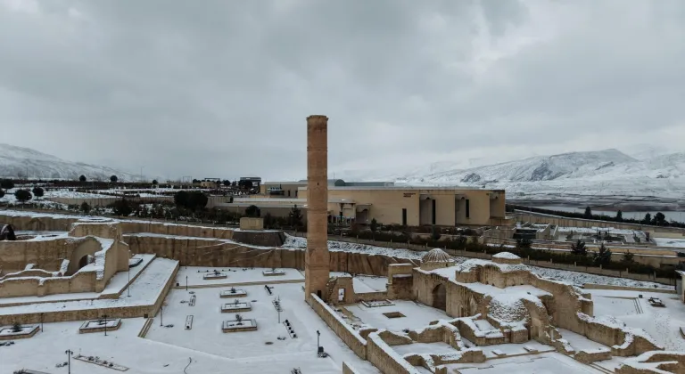 Hasankeyf'te tarihi yapılar beyaz örtüyle kaplandı