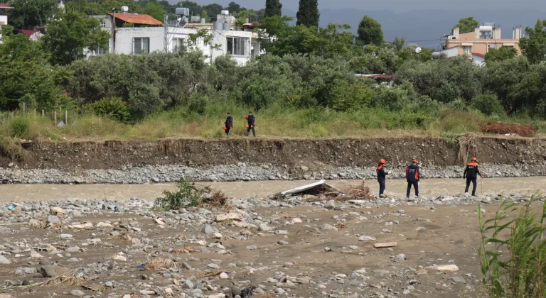 Hatay'da 3 kişinin öldüğü sağanakta sele kapılarak kaybolan 2 genç aranıyor