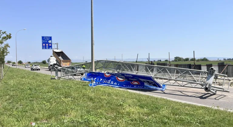 Hatay'da damperi açık kalan kamyon EDS direğine çarptı