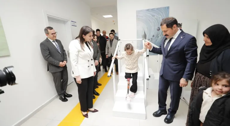 Hatay'da depremde bacağını kaybeden 7 yaşındaki Zeynep proteziyle yeniden yürüdü