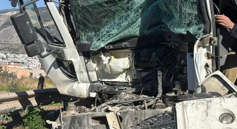 Hatay'da iki kamyonun çarpıştığı kazada 1 kişi öldü