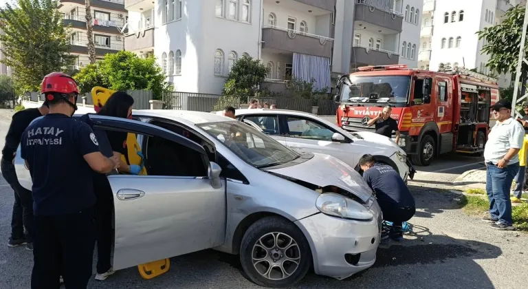 Hatay'da iki otomobilin çarpıştığı kazada 3 kişi yaralandı