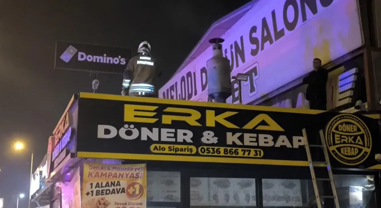 Hatay'da iş yerinde çıkan yangında 2 kişi dumandan etkilendi