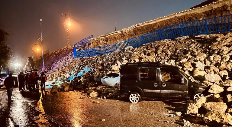 Hatay'da istinat duvarının çökmesi 6 araçta hasara yol açtı