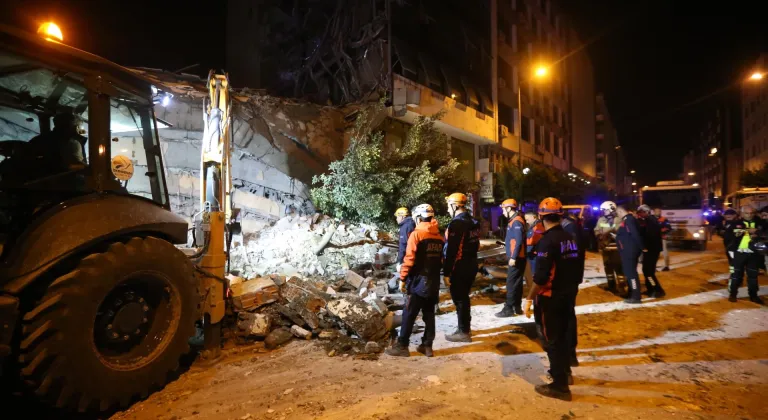 Hatay'da kadın ve çocuğun yıkılan binanın toz bulutundan kaçması güvenlik kamerasında