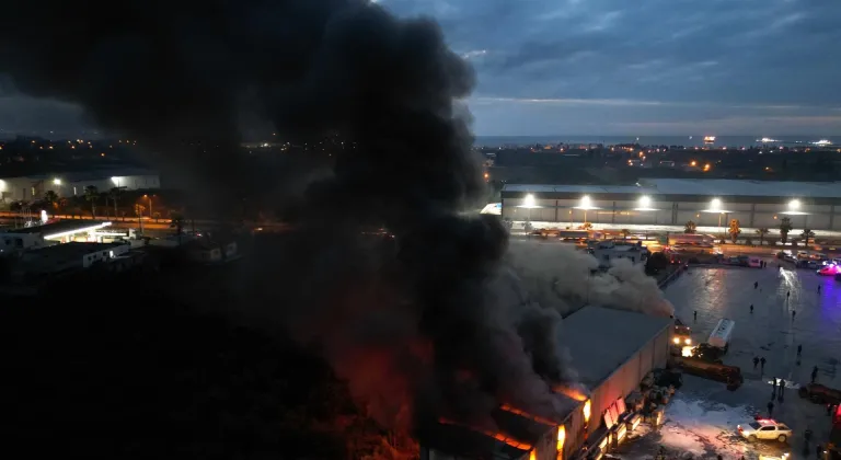Hatay'da lastik deposunda çıkan yangın kontrol altına alındı