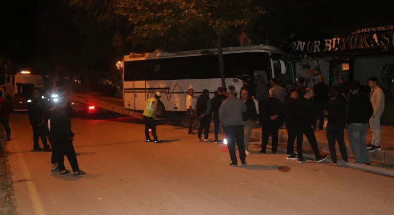 Hatay'da midibüsün hafif ticari araca çarptığı kazada 2 kişi ağır yaralandı