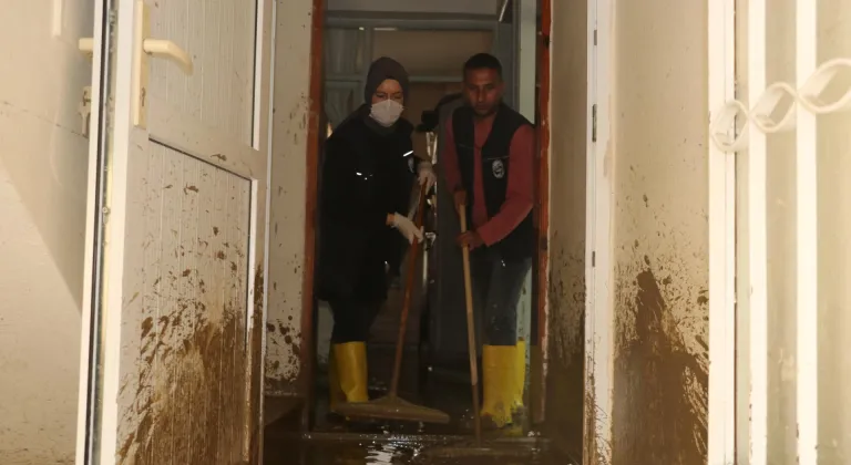 Hatay'da sağanaktan etkilenen alanlarda temizlik ve onarım çalışmaları yapılıyor