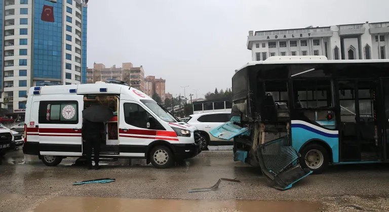 Hatay'da tırın otobüse çarpması sonucu 4 kişi yaralandı