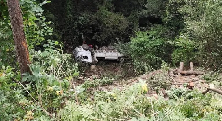 Hatay'da uçuruma devrilen kamyondaki 2 kişi yaralandı
