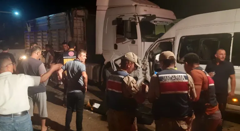 Hatay'ın Erzin ilçesinde servis minibüsü ile tır çarpıştı, 1 kişi öldü, 14 kişi yaralandı