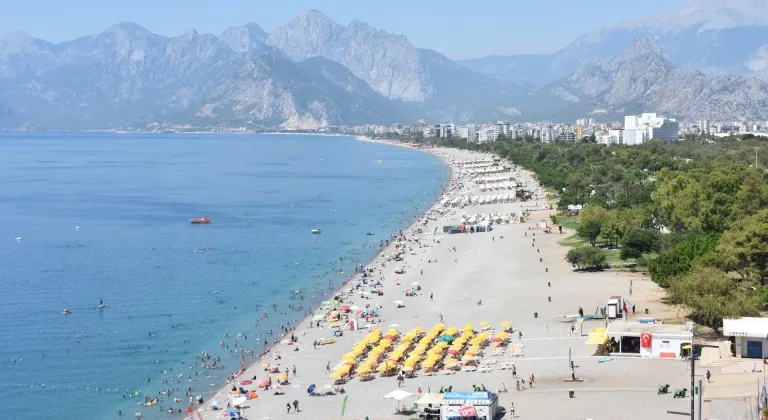 Hava sıcaklığının 38 dereceye ulaştığı Antalya'nın sahillerinde yoğunluk yaşandı