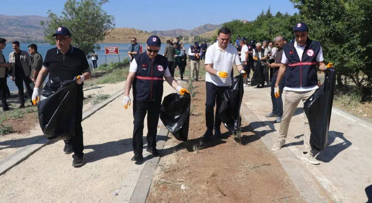 Hazar Gölü çevresinde temizlik çalışması yapıldı