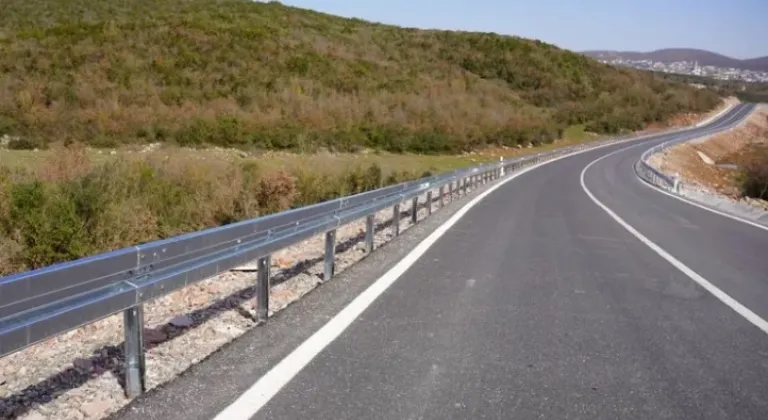 Kocaeli Büyükşehir Belediyesi, Hereke-Çerkeşli Yolu'na Otokorkuluk Yaptı
