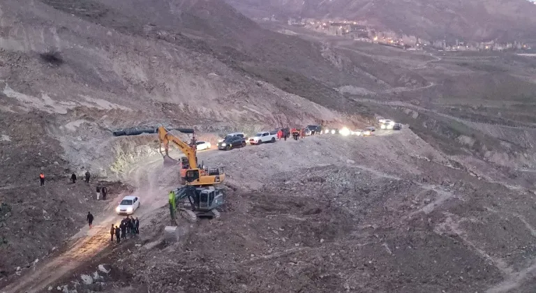 Heyelan nedeniyle kapanan Hakkari-Van kara yolunda ulaşım alternatif yoldan sağlanmaya başladı