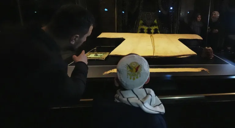 Hırka-i Şerif İstanbul'da ziyarete açıldı