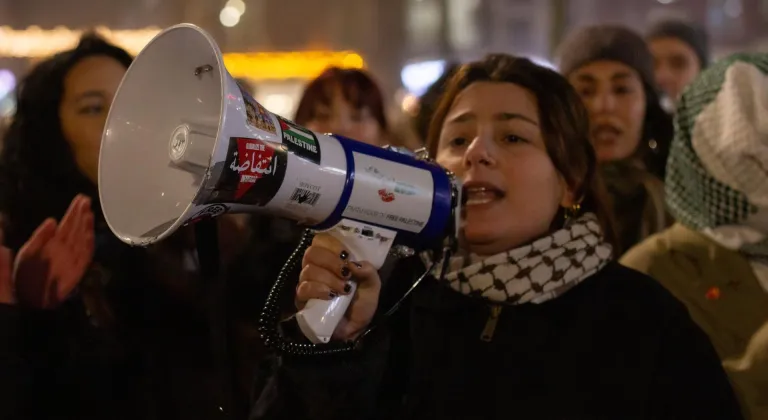 Hollanda'da iki Müslüman kadına tekme atarak ve cop kullanarak uygulanan ırkçı şiddete karşı protesto